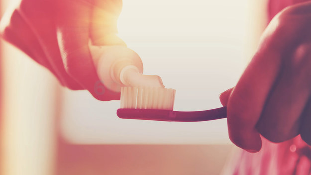 Pasta do mycia zębów przyda się też do innych celów. Dyskusje o występujących w niej substancjach, potencjalnie szkodliwych dla zdrowia, zostawiamy ekspertom, za to wybraliśmy kilka skutecznych sposobów wykorzystania pasty w domu.