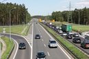Gigantyczny korek samochodów jadących nad Bałtyk w ciągu drogi S3 w okolicach Szczecina