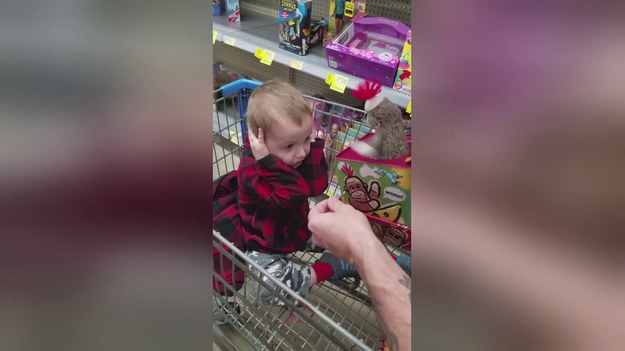 Zakupy w dziale zabawek nie przebiegły tak, jak się tego spodziewano. Chłopczyk zamiast wołać: "kup mi, mamo", krzyczał: "odłóż to". Co się stało?