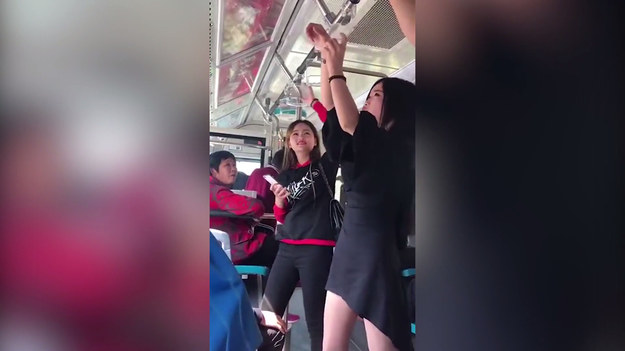 Kobieta utknęła w autobusie w południowych Chinach. Jak do tego doszło i co się stało? I jak reagowali współpasażerowie? Musicie to zobaczyć.
