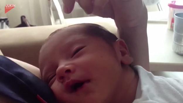 Mama nagrała krótki filmik jak jej nowo narodzone dziecko reaguje na jej dotyk. Urocze. 