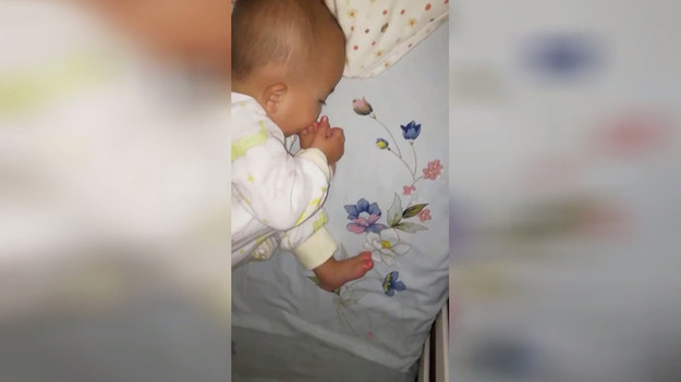 Ten uroczy niemowlak zasypia, wkładając do buzi... palec u nogi. Wygląda uroczo, a nagranie podbija internet.