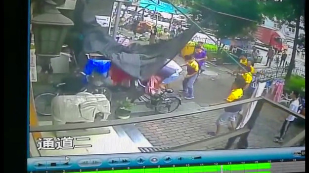 Kurierzy i okoliczni mieszkańcy złapali 3-letniego chłopca, spadającego z piątego piętra bloku. Do zdarzenia doszło w Hangzhou City w prowincji Zhejiang, we wschodnich Chinach. Chłopiec trafił do szpitala ze złamaną ręką i nogą.