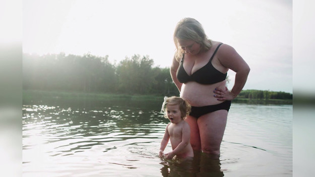 Dwie siostry uchwyciły piękno kobiet w ciąży i po porodzie. Aimee i Jenna Hobbs z Stony Plain w Kanadzie rozpoczęły swój wyjątkowy projekt latem 2012 roku, po tym, jak zauważyły, że wiele matek nie czuje się pewnie, gdy robi się im zdjęcia podczas ciąży i po jej zakończeniu. Zobaczcie efekty ich pracy. Jak widać, drogie panie, nie ma się czego wstydzić!