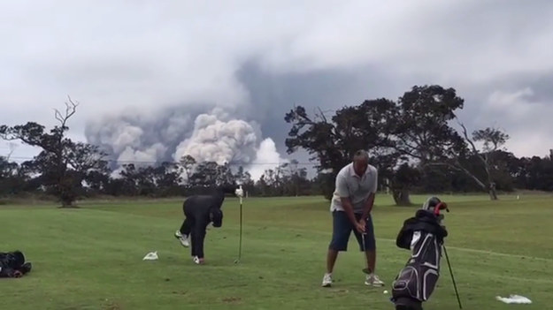 Tych golfistów nic nie rozprasza. Nawet potężny dym, wydobywający się z wulkanu Kilauea, leżący w archipelagu Hawajów. Stalowe nerwy czy miłość do sportu?