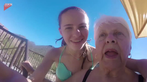 Babcia dała się przekonać przez wnuczkę na zjechanie z krętej zjeżdżalni prosto do basenu. Dziewczynka chcąc zarejestrować reakcję babci podczas jazdy, wręczyła jej kamerę sportową. Zobaczcie jak to przeżyła.