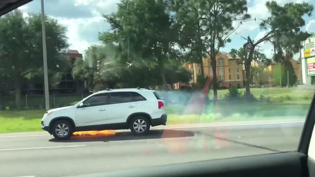 Kobieta jadąca autostradą spotkała się z niecodziennym widokiem - samochodem, któremu się paliło spod kół. 