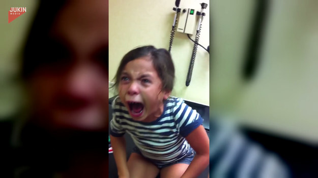 Ależ dała popis! Ta dziewięcioletnia dziewczynka wybrała się do lekarza na zastrzyk. I wtedy się zaczęło. Wszyscy obecni w gabinecie nie mogli przestać się z niej śmiać. Zobaczcie sami. 