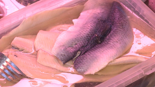 Pełne witamin, białka, kwasów tłuszczowych omega–3 – ryby są prawdziwą kopalnią substancji odżywczych, niezbędnych do prawidłowego funkcjonowania naszego organizmu. – Ze względu na swoje wartości odżywcze mięso ryb powinno być stałym elementem naszego jadłospisu – zauważa Agnieszka Piskała, diet coach. 
Niestety z roku na rok jemy coraz mniej ryb i te dane martwią specjalistów. 

Mięso ryb dostarcza organizmowi ludzkiemu wielu składników niezbędnych do jego prawidłowego funkcjonowania. – Ryby to przede wszystkim źródło łatwo przyswajalnego białka, które ma odpowiedni zestaw niezbędnych do wzrostu i rozwoju aminokwasów. Ich kolejną zaletą jest zawartość korzystnych dla zdrowia nienasyconych kwasów tłuszczowych, których największą zawartością charakteryzują się ryby morskie np. śledź czy łosoś. Ryby morskie dostarczają nam również ważnego w diecie jodu, a dodatkowo są bardzo dobrym źródłem witamin A i D oraz witamin z grupy B – dodaje Agnieszka Piskala.

Zakup świeżej i zdrowej ryby to dla wielu nie lada wyzwanie. Chcąc nabyć odpowiednie jakościowo mięso ryb należy kierować się w sprawdzone i zaufane miejsca, w których zazwyczaj dostawy określone są na konkretne dni tygodnia. Dobrym rozwiązaniem jest również kupowanie przygotowanych już przekąsek czy posiłków od sprawdzonego producenta. – Osoby, które nie wiedzą, gdzie kupić świeżą rybę bądź nie mają czasu gotować, mogą bez obaw sięgać po gotowe przekąski rybne. Przed zakupem warto jest jednak sprawdzić, skąd producent pozyskuje ryby i czy posiada certyfikaty – zaznacza Piskała. Na półkach sklepowych możemy znaleźć szeroki asortyment przetworów rybnych, dlatego warto dokonywać przemyślanych wyborów.

Polacy jedzą zdecydowanie za mało ryb, przez co nie dostarczają swojemu organizmowi wielu składników odżywczych. Czas najwyższy, aby zmienić te przyzwyczajenia i sięgać po pyszne i sprawdzone produkty.