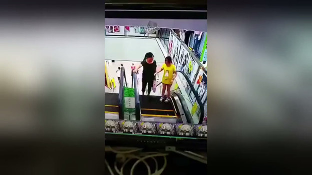 Kamery w centrum handlowym w Chinach nagrały groźnie wyglądający incydent. Dziewczynka wjeżdżając po ruchomych schodach wsadziła głowę, która utknęła między ścianami... Musicie to zobaczyć!