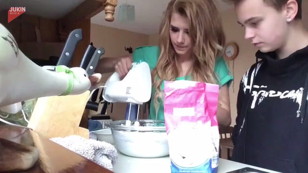 Dziewczyna postanowiła nagrać krótki filmik podczas gotowania ze swoim kolegą. Zaczęli się wygłupiać przy włączonym mikserze. Wtedy stało się to. 