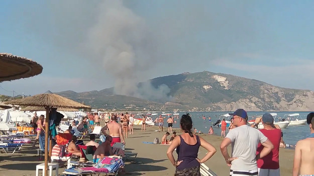 W ostatnich dniach pomimo kataklizmu, w Grecji przebywa wielu turystów. Na wyspie Zakintos plażowiczów nie brakuje, ale piękne widoki zakłócają niewątpliwie dymy napływające z oddalonego wzgórza. Ogólnie w szalejących od tygodnia pożarach zginęło około 90 osób, a kilkaset zostało rannych.