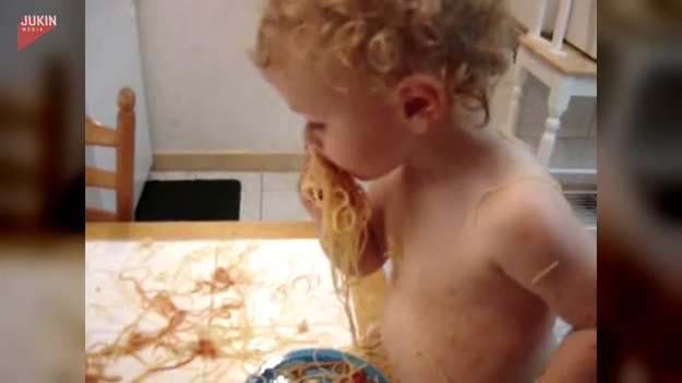 Ten dzieciak nigdy nie słyszał o wyrażeniu "nie baw się jedzeniem". Gdy tylko tata dał mu talerz spaghetti, rzucił jedzenie na stół, zanim wypchnął je do ust.