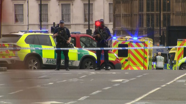 Przed parlamentem w Londynie doszło do incydentu, w którym w wyniku potrącenia ucierpiało kilku przechodniów. Jak na razie nie ustalono, kim jest kierowca i czy doprowadził do zdarzenia celowo.