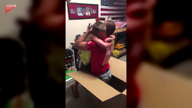 Żołnierz ukrył się w tekturowym pudełku, by zaskoczyć syna po powrocie do domu. Kiedy jego syn otworzył pudełko i zobaczył, kto jest w środku, krzyknął z radości i mocno się przytulił.