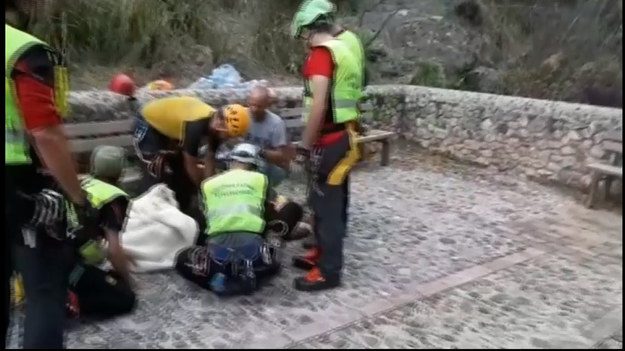 Ponad 10 osób zginęło w wyniku katastrofy w parku narodowym w Kalabrii na południu Włoch. Do katastrofy doszło w wyniku intensywnych opadów deszczu. Woda wypłynęła z brzegów wąskiego wąwozu i porwała turystów znajdujących się w jego obrębie. Jak na razie nie wiadomo, ile dokładnie osób przebywało na miejscu tragedii.