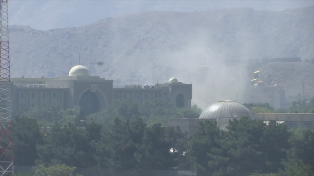 Talibowie wystrzelili rakiety w stronę pałacu prezydenta Afganistanu, kiedy ten występował w telewizji podczas muzułmańskiego Święta Ofiarnego. Nie ma informacji, aby ktoś ucierpiał podczas ataku.