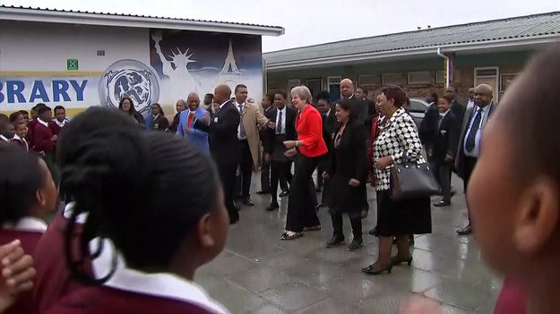 Premier Wielkiej Brytanii Theresa May rozpoczęła swoją podróż po Afryce od Kapsztadu, gdzie odwiedziła jedną ze szkół. Szefowa brytyjskiego rządu poruszała m.in. temat pomocy humanitarnej. Oprócz RPA May uda się jeszcze z wizytą do Nigerii i Kenii.