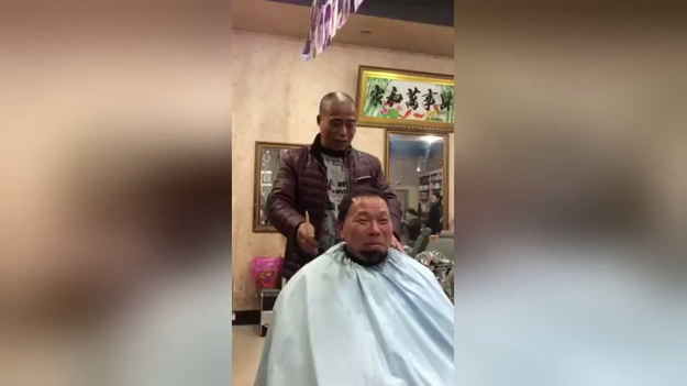 Takiego fryzjera jeszcze nie widzieliście! W Chinach ten mężczyzna robi niemałą furorę. Po sieci krążą jego filmiki podczas pracy, gdzie zamiast zwykłej maszynki do golenia głowy, używa... szlifierki. 