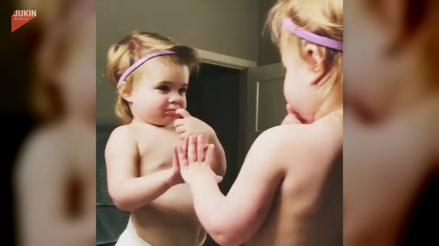 Dziewczynka zobaczyła swoje odbicie w lustrze. Jaka będzie jej reakcja? 