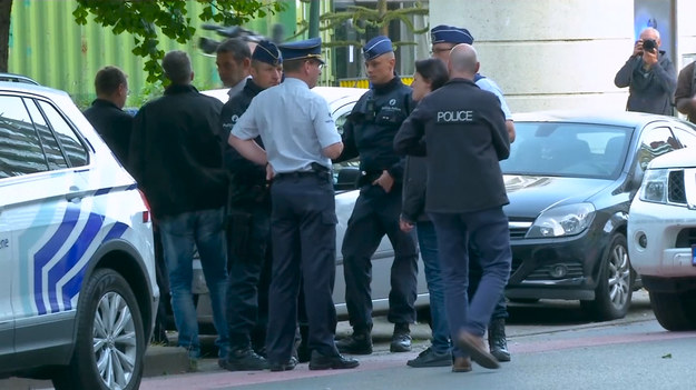 W Brukseli niedaleko dworca północnego nożownik zaatakował policjanta. Według wstępnych doniesień do zdarzenia doszło w wyniku kłótni. Kiedy funkcjonariusz próbował obudzić napastnika, ten zaatakował go nożem. W obronie własnej policjant oddał strzały, raniąc nożownika w klatkę piersiową i w nogę.
