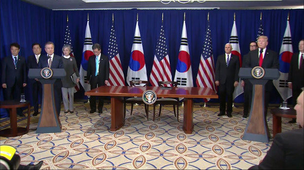 Prezydent Donald Trump i prezydent Mun Dze In podpisali porozumienie handlowe pomiędzy USA a Koreą Południową. Umowa jest jedną z pierwszych tego typu, jakie Trump chce zawrzeć z najważniejszymi partnerami handlowymi.