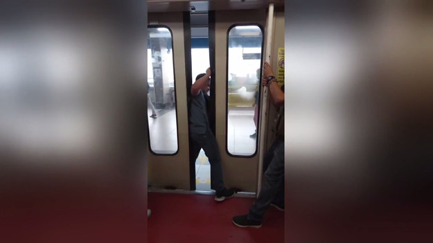 Wściekli pasażerowie musieli pchać i kopać, żeby wyjść z pociągu po tym, jak zacięły się drzwi.