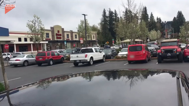 Kierowca źle zaparkował na jednym z parkingów obok supermarketu. Dostał nauczkę. 