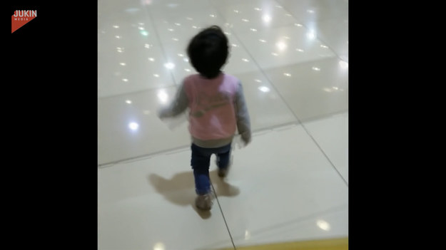 Dziewczynka spacerowała po galerii handlowej. Finał? 