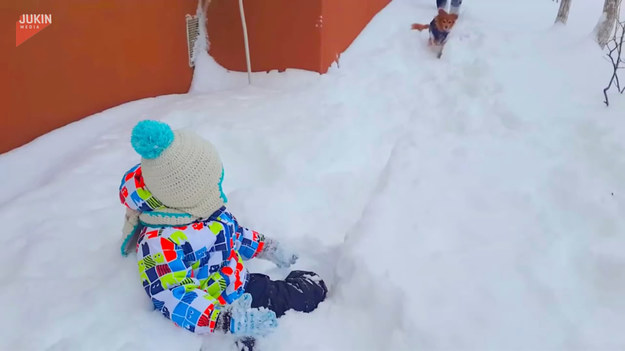 Dziecko siedząc w głębokim śniegu dostało ataku śmiechu. Co go spowodowało?