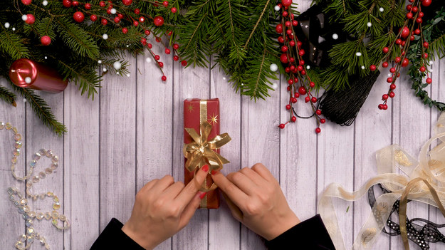 Poznaj trzy szybkie i proste sposoby na zapakowanie prezentów. 