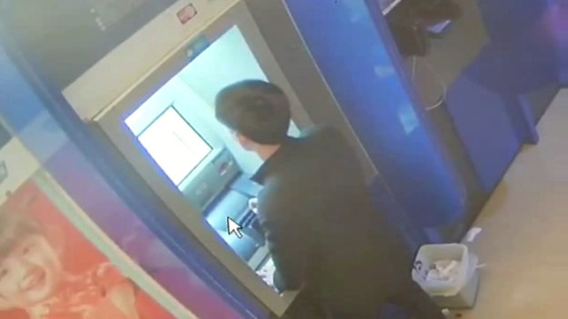 Mężczyzna został nagrany przez monitoring jak wyładowuje swoją złość na bankomacie widząc swoje konto. Musiało być naprawdę źle... 