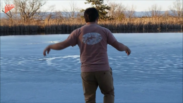 Mężczyzna wpadł na niezbyt bezpieczny i mądry pomysł. Chciał sprawdzić grubość lodu wchodząc na zamarznięte jezioro. Finał?
