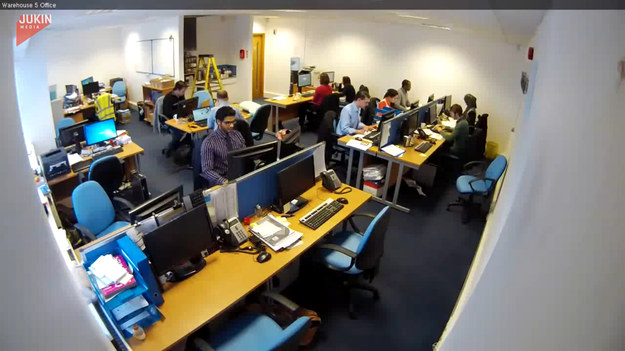 Grupa pracowników siedziała przed komputerami w biurze. Nagle przez sufit wypadł człowiek. Oglądajcie.