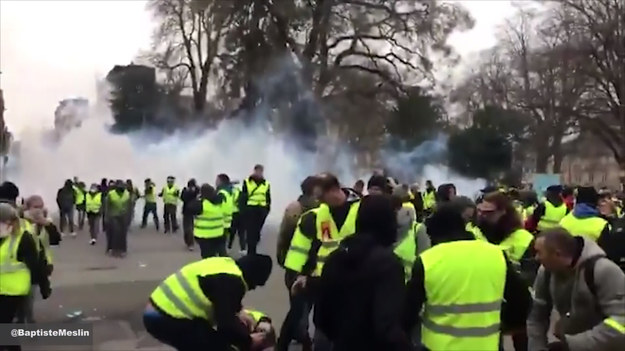 Nie ustają protesty "Żółtych Kamizelek". Demonstranci toczą kolejne potyczki z policją i żądają natychmiastowej dymisji prezydenta Emmanuela Macrona.