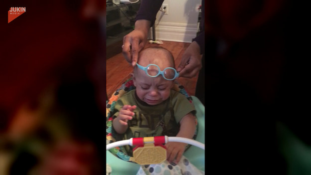 Chłopczyk urodził się z wadą wzroku i niezbędne okazały się okulary. Jak zareaguje jak rodzice mu je założą? 