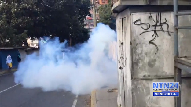 Mieszkańcy Caracas starają się wesprzeć rewoltę wojskowych przeciwko władzy prezydenta Maduro. Władze Wenezueli poinformowały w poniedziałek o aresztowaniu 27 wojskowych, podejrzanych o próbę zorganizowania zamachu stanu.