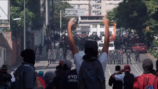 Co raz więcej osób wychodzi na ulice Caracas i innych miast Wenezueli. Wenezuelczycy chcą ustąpienia prezydenta Nicolasa Maduro. Demonstranci ścierają się z policją, w ulicznych walkach zginęło 13 osób.