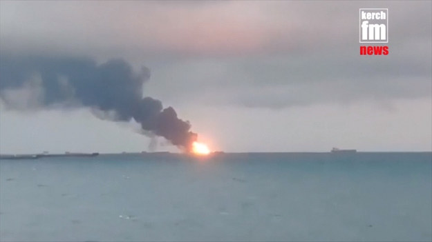 W Cieśninie Kerczeńskiej od tygodnia płoną dwa tankowce. Rosyjska Federalna Agencja Transportu Morskiego i Rzecznego poinformowała, że sytuacja nie utrudnia innym jednostkom żeglugi na akwenie. Pożar wybuchł 21 stycznia.