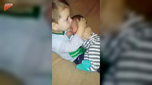Chłopczyk od pierwszego spotkania pokochał swojego nowo narodzonego braciszka, na tyle mocno, że nie chciał go puścić z ramion. Rozczulające.