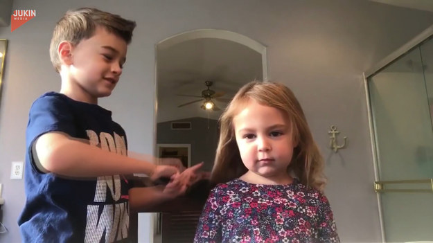 Dziewczynka poprosiła starszego brata o zajęcie się jej włosami. Jaki będzie efekt końcowy? Zobaczcie sami. 