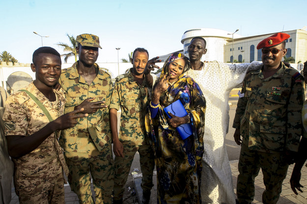 Krótko cieszyli się Sudańczycy z obalenia byłego prezydenta Omara al-Bashira. Zamiast rozpisać wolne wybory, junta wojskowa odpowiedzialna za zamach stanu przejęła władze i nie zamierza jej oddawać. Ulice miast w Sudanu wciąż są więc wypełnione protestującymi. 