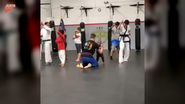 Maluch bardzo chciał wziąć udział w treningu karate. Zobaczcie jego urocze próby powtarzania po starszych kolegach. 