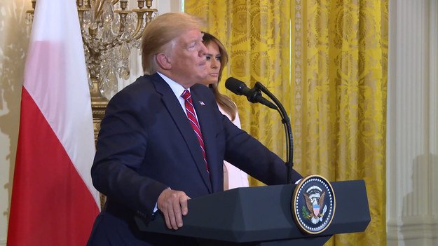 Donald Trump w swoim przemówieniu ogłosił, że sojusz USA i Polski jest silniejszy niż kiedykolwiek. Prezydent Stanów Zjednoczonych podkreśla, że jest to zasługa ambasador USA w Polsce Georgette Mosbacher.