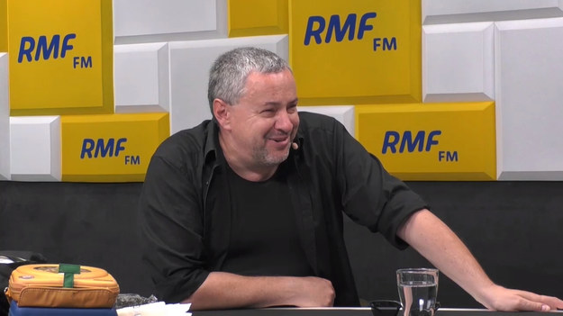 Adam Pietrzak w Rozmowie w samo południe w RMF FM tłumaczy czym jest i jak działa defibrylator AED.