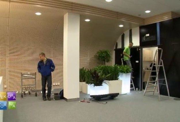Rozpoczynamy już 12 sezon programu Dekoratornia! Do ekipy programu dołączają nowi dekoratorzy, a wraz z nimi nadejdą nowe wyzwania. Już w tym odcinku zmierzą się z nietypowym zadaniem. Zajmą się aranżacją business lounge na lotnisku w Poznaniu. 