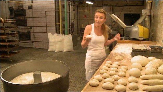 W tym odcinku Ania Guzik przyjrzy się mące, która jest używana w niemal każdej kuchni. Jak powstaje mąka i która część ziarna jest najbardziej wartościowa? Dowiecie się jak wybrać najzdrowszą mąkę. 