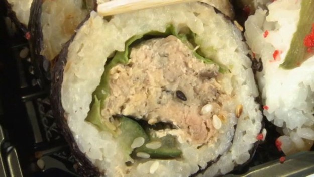 Sushi nie jest już obcym daniem z kraju kwitnącej wiśni, ale wszechobecnym na naszym rynku małym co nieco, po które sięgamy coraz częściej. W dzisiejszym odcinku Anna Guzik pokaże ciekawe pomysły na sushi po polsku. 