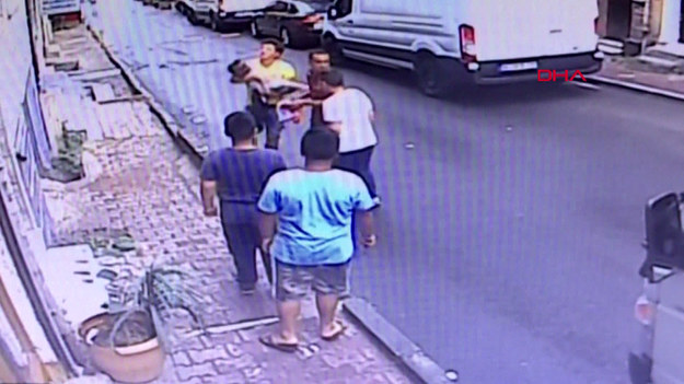 Materiał filmowy przedstawia młodego mężczyznę łapiącego dziecko, które spadło z drugiego piętra budynku w Stambule. Film stał się wiralem, a internauci nazwali go "bohaterskim" aktem.
