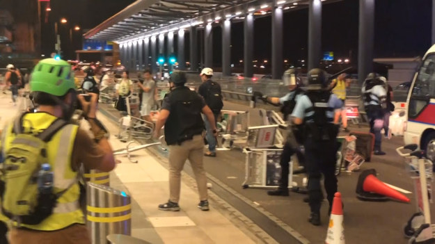 Trwają protesty obywateli Hong Kongu przeciw prawu o ekstradycji do Chin. Tym razem demonstranci starli się z policją na lotnisku. 